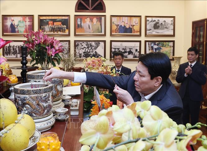 Chủ tịch nước Lương Cường dâng hương tưởng nhớ nguyên lãnh đạo Đảng, Nhà nước- Ảnh 1.