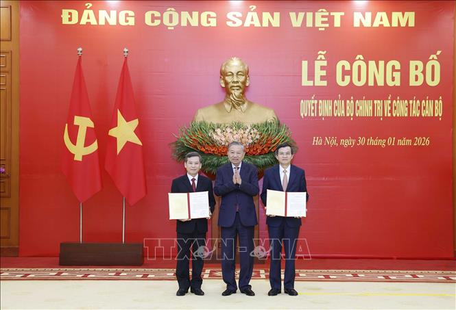 Tổng Bí thư Tô Lâm trao Quyết định của Bộ Chính trị phân công, bổ nhiệm cán bộ- Ảnh 1. Tổng Bí thư Tô Lâm trao Quyết định của Bộ Chính trị phân công, bổ nhiệm cán bộ- Ảnh 1.