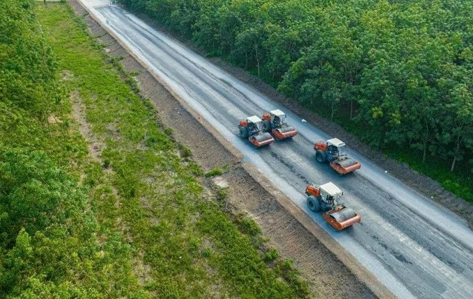 Con đường xuyên rừng cao su tại thành phố giàu nhất Việt Nam: Gặp khó khăn, phải lùi kế hoạch thông xe nửa năm- Ảnh 1. Con đường xuyên rừng cao su tại thành phố giàu nhất Việt Nam: Gặp khó khăn, phải lùi kế hoạch thông xe nửa năm- Ảnh 1.