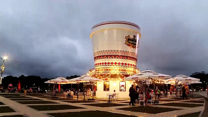 Buộc ‘xóa sổ’ ly cà phê khổng lồ tại quảng trường vùng cao nguyên, nhường chỗ cho hoa Mai Anh Đào- Ảnh 1.