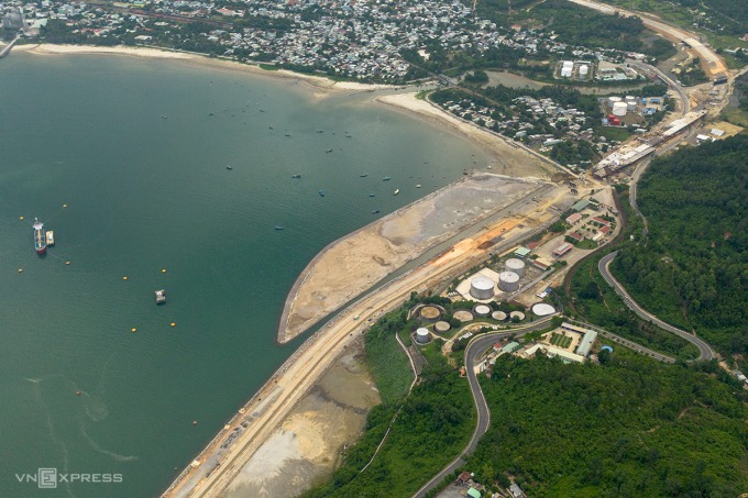 Lộ diện 2 doanh nghiệp muốn tham gia vào dự án siêu cảng biển hơn 45.000 tỷ lớn nhất miền Trung- Ảnh 1. Lộ diện 2 doanh nghiệp muốn tham gia vào dự án siêu cảng biển hơn 45.000 tỷ lớn nhất miền Trung- Ảnh 1.