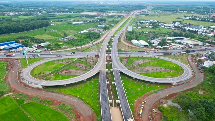 Chỉ ít tháng nữa, siêu sân bay của Việt Nam sẽ vận hành: 8 tuyến đường kết nối đẩy nhanh về đích- Ảnh 1.