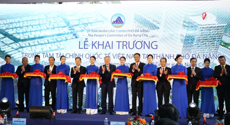 Phó Thủ tướng Thường trực Chính phủ Nguyễn Hòa Bình cùng các đại biểu thực hiện nghi thức khai trương Trung tâm Tài chính Quốc tế Việt Nam tại TP. Đà Nẵng. Nguồn ảnh: Báo Chính phủ Phó Thủ tướng Thường trực Chính phủ Nguyễn Hòa Bình cùng các đại biểu thực hiện nghi thức khai trương Trung tâm Tài chính Quốc tế Việt Nam tại TP. Đà Nẵng. Nguồn ảnh: Báo Chính phủ