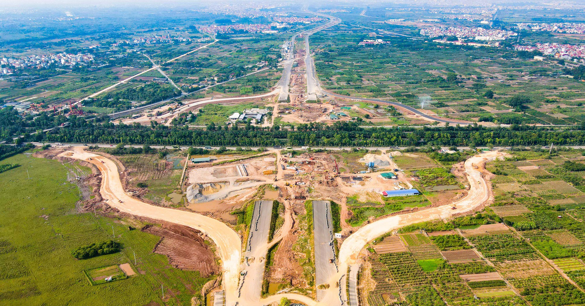 Cận cảnh đoạn Vành đai 4 phía Tây Hà Nội vừa thông xe 15km đường song hành