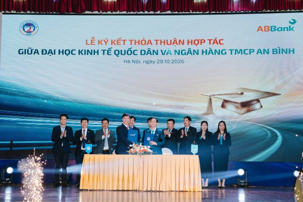 ABBank và Đại học Kinh tế Quốc dân ký thỏa thuận hợp tác, trao Quỹ học bổng Tài năng 10 tỷ đồng - Ảnh 1.