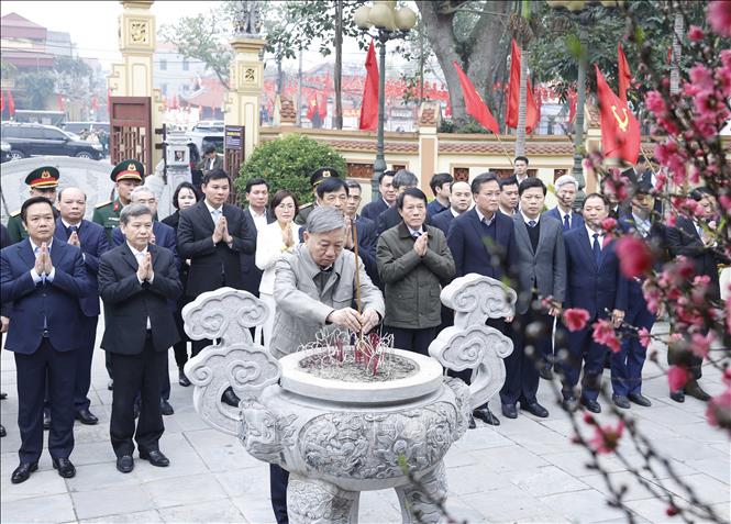 Tổng Bí thư Tô Lâm dâng hương tưởng niệm các đồng chí lãnh đạo tiền bối- Ảnh 12.