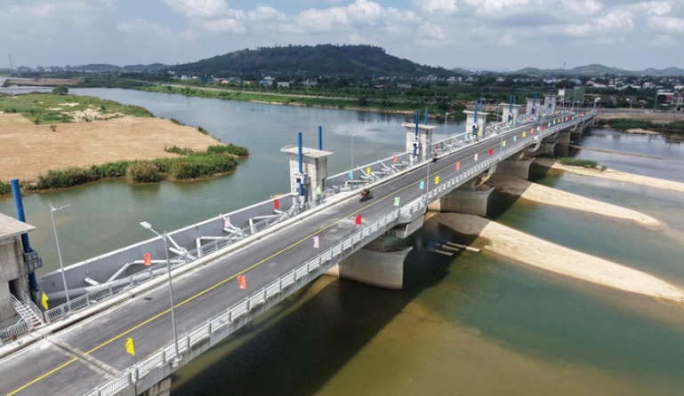 Chính thức thông xe cây cầu thứ 7 bắc qua dòng sông huyền thoại lớn nhất tỉnh Quảng Ngãi- Ảnh 1. Chính thức thông xe cây cầu thứ 7 bắc qua dòng sông huyền thoại lớn nhất tỉnh Quảng Ngãi- Ảnh 1.