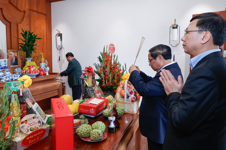 Thủ tướng Phạm Minh Chính thăm nguyên lãnh đạo Đảng, Nhà nước và dâng hương tưởng nhớ các đồng chí cố lãnh đạo- Ảnh 3.