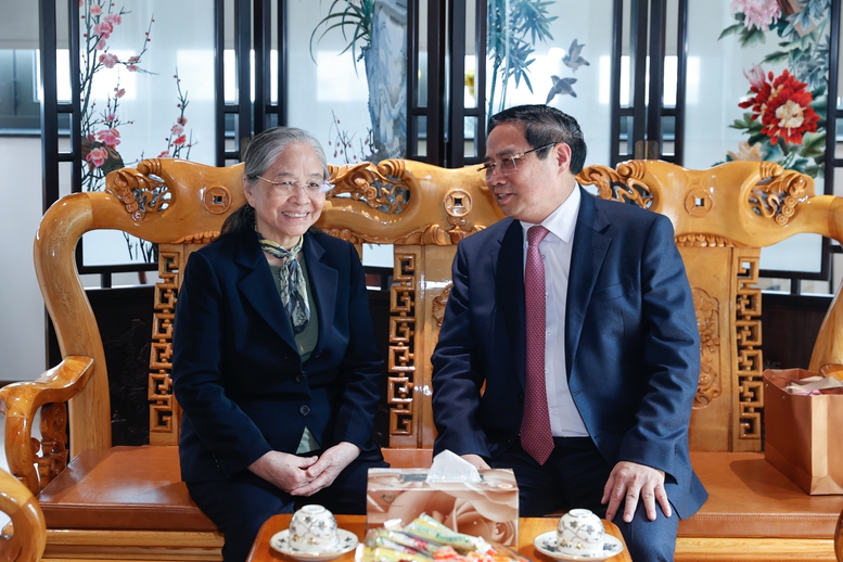 Thủ tướng Phạm Minh Chính thăm nguyên lãnh đạo Đảng, Nhà nước và dâng hương tưởng nhớ các đồng chí cố lãnh đạo- Ảnh 4.