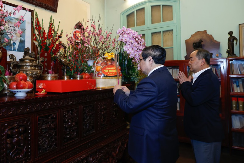 Thủ tướng Phạm Minh Chính thăm nguyên lãnh đạo Đảng, Nhà nước và dâng hương tưởng nhớ các đồng chí cố lãnh đạo- Ảnh 6.