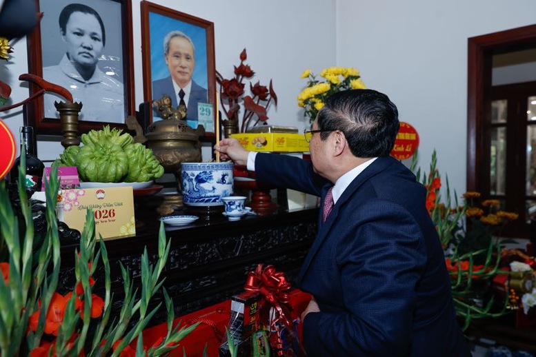 Thủ tướng Phạm Minh Chính thăm nguyên lãnh đạo Đảng, Nhà nước và dâng hương tưởng nhớ các đồng chí cố lãnh đạo- Ảnh 8.