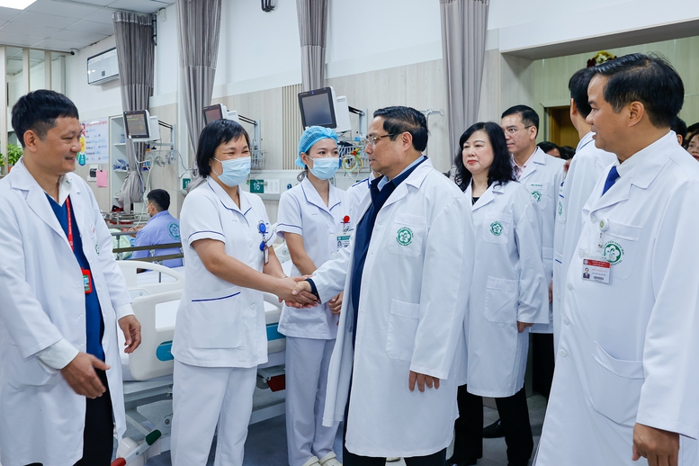 Thủ tướng: Phát huy vai trò các bệnh viện tuyến cuối 'giành giật sự sống, là hy vọng lớn nhất của người bệnh'- Ảnh 2.
