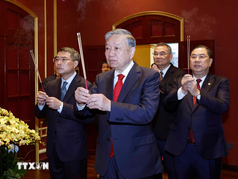 Tổng Bí thư Tô Lâm dâng hương tại Khu Di tích Hoàng thành Thăng Long và Di tích nhà 67- Ảnh 1. Tổng Bí thư Tô Lâm dâng hương tại Khu Di tích Hoàng thành Thăng Long và Di tích nhà 67- Ảnh 1.