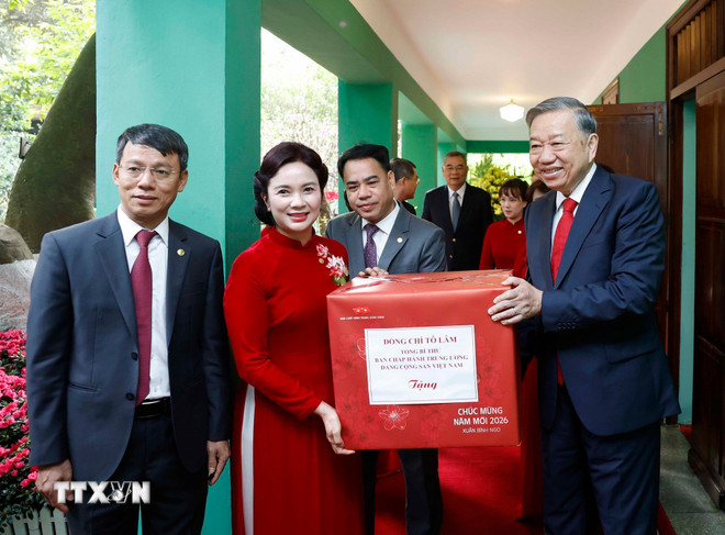 Tổng Bí thư Tô Lâm dâng hương tại Khu Di tích Hoàng thành Thăng Long và Di tích nhà 67- Ảnh 4. Tổng Bí thư Tô Lâm dâng hương tại Khu Di tích Hoàng thành Thăng Long và Di tích nhà 67- Ảnh 4.