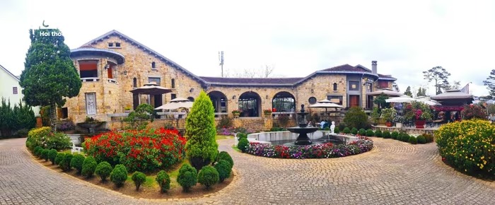 Dinh thự đá tại thành phố sương mù: gần 100 năm tuổi với những bức phù điêu bí ẩn chưa có lời giải- Ảnh 2. Dinh thự đá tại thành phố sương mù: gần 100 năm tuổi với những bức phù điêu bí ẩn chưa có lời giải- Ảnh 2.