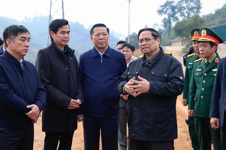 Thủ tướng tại buổi kiểm tra. Nguồn ảnh: Báo Chính phủ Thủ tướng tại buổi kiểm tra. Nguồn ảnh: Báo Chính phủ