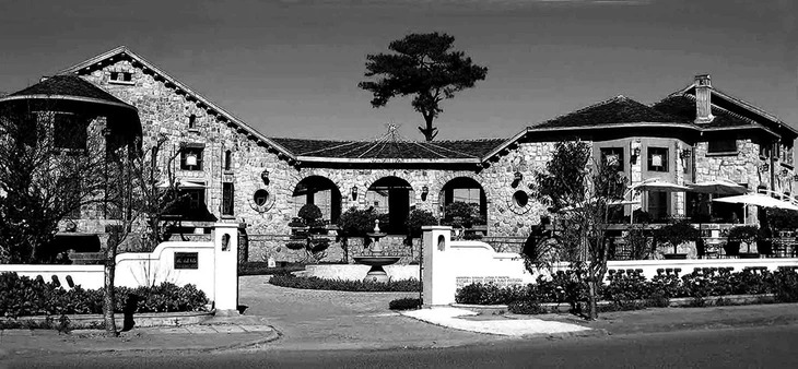 Dinh thự đá tại thành phố sương mù: gần 100 năm tuổi với những bức phù điêu bí ẩn chưa có lời giải- Ảnh 1. Dinh thự đá tại thành phố sương mù: gần 100 năm tuổi với những bức phù điêu bí ẩn chưa có lời giải- Ảnh 1.