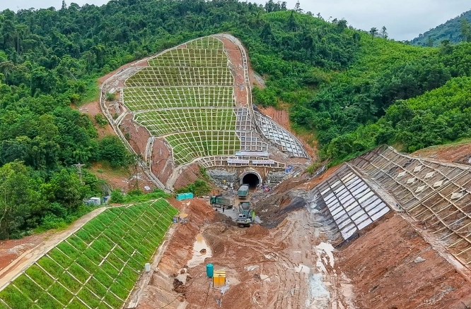 Sắp hoàn thành dự án 2.000 tỷ nắn thẳng cung đường sắt đẹp nhất thế giới của Việt Nam, rút ngắn thời gian di chuyển từ 1 giờ còn 10 phút- Ảnh 1. Sắp hoàn thành dự án 2.000 tỷ nắn thẳng cung đường sắt đẹp nhất thế giới của Việt Nam, rút ngắn thời gian di chuyển từ 1 giờ còn 10 phút- Ảnh 1.