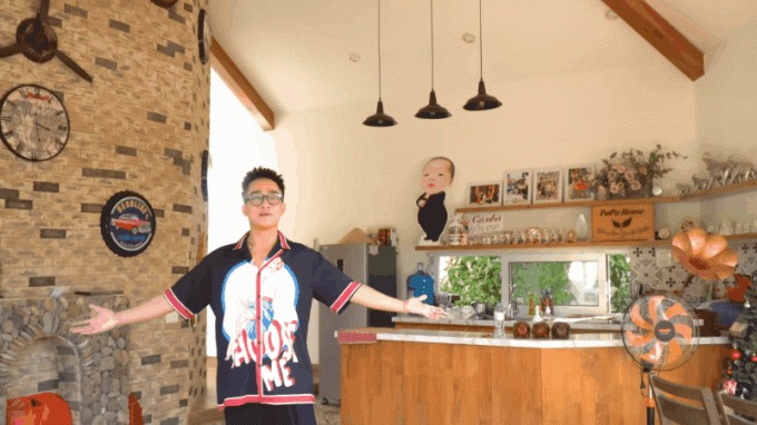 Nam nghệ sĩ đóng hài Tết xây nhà vườn gần 1.000m2 báo hiếu cha mẹ, khuôn viên rộng lớn trồng đủ cây trái- Ảnh 4. Nam nghệ sĩ đóng hài Tết xây nhà vườn gần 1.000m2 báo hiếu cha mẹ, khuôn viên rộng lớn trồng đủ cây trái- Ảnh 4.