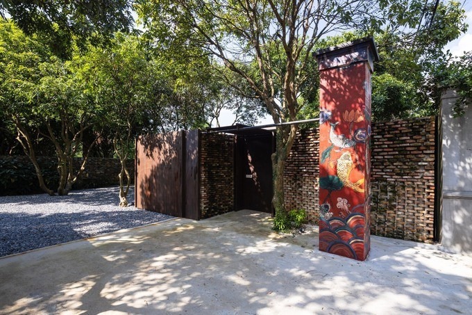 Căn biệt phủ hàng trăm tỷ, được xây từ 5 triệu viên ngói cổ của 'vua hài đất Bắc': Mang đậm tinh thần đạo Mẫu, lọt TOP 14 kiến trúc hay nhất thế giới- Ảnh 5. Căn biệt phủ hàng trăm tỷ, được xây từ 5 triệu viên ngói cổ của 'vua hài đất Bắc': Mang đậm tinh thần đạo Mẫu, lọt TOP 14 kiến trúc hay nhất thế giới- Ảnh 5.