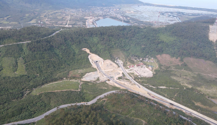 Chỉ vài ngày nữa, chính thức vận hành hầm xuyên qua dãy núi chạy ra biển Đông, nối thông 2 tỉnh hẹp nhất Việt Nam- Ảnh 1.