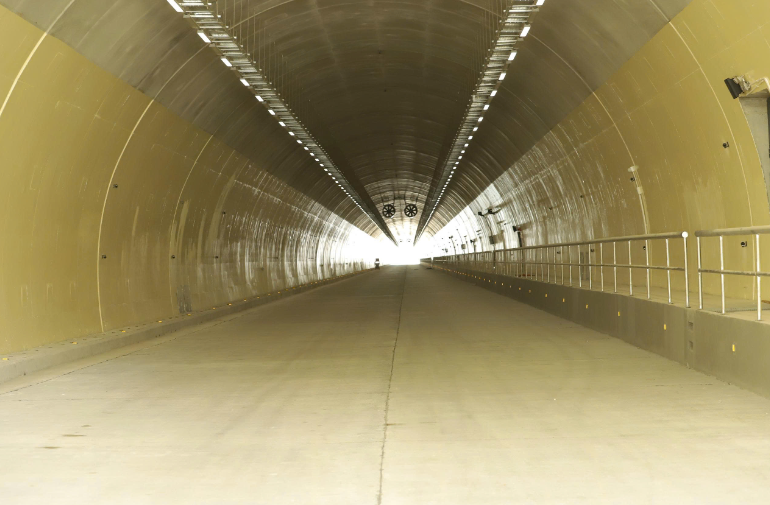 Chỉ vài ngày nữa, chính thức vận hành hầm xuyên qua dãy núi chạy ra biển Đông, nối thông 2 tỉnh hẹp nhất Việt Nam- Ảnh 2.