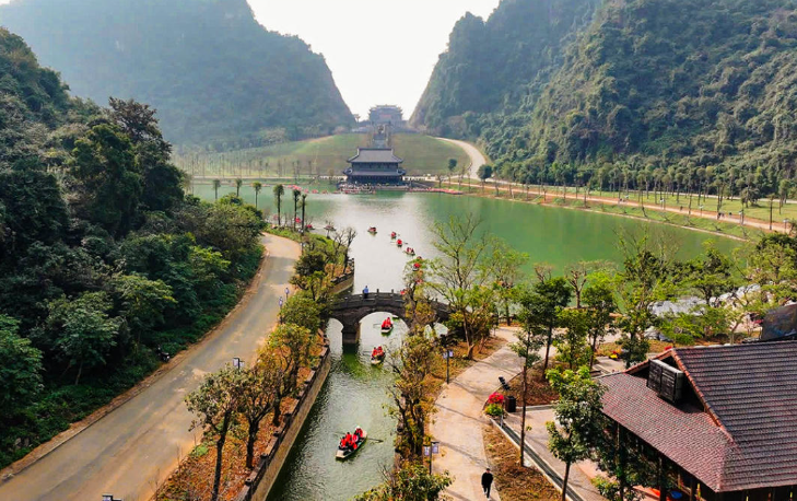 Doanh nghiệp Xây dựng Xuân Trường khảo sát thung lũng hoang sơ đẹp như phim cổ trang giữa lòng di sản thế giới- Ảnh 2.