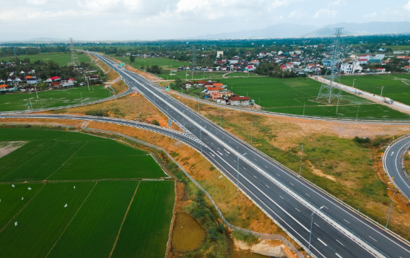 Trước Tết Nguyên đán, chính thức thông xe cao tốc 12.400 tỷ mà Tập đoàn Sơn Hải muốn cắm biển bảo hành 10 năm- Ảnh 1. Trước Tết Nguyên đán, chính thức thông xe cao tốc 12.400 tỷ mà Tập đoàn Sơn Hải muốn cắm biển bảo hành 10 năm- Ảnh 1.