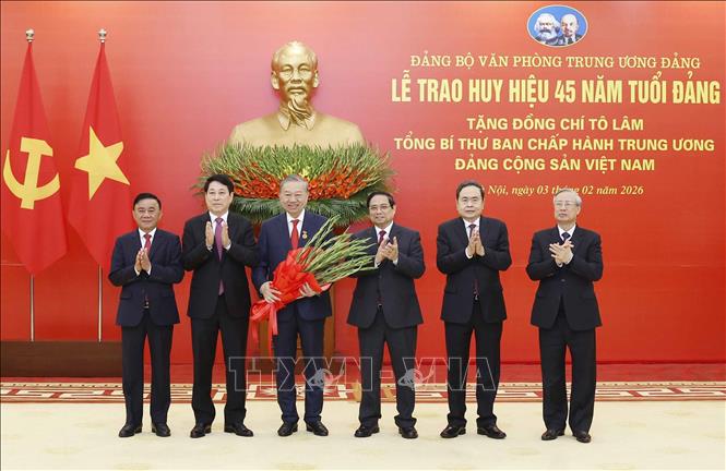 Lễ trao Huy hiệu 45 năm tuổi Đảng tặng Tổng Bí thư Tô Lâm- Ảnh 5.