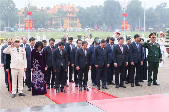 Lãnh đạo Đảng, Nhà nước viếng Chủ tịch Hồ Chí Minh nhân kỷ niệm 96 năm Ngày thành lập Đảng- Ảnh 6. Lãnh đạo Đảng, Nhà nước viếng Chủ tịch Hồ Chí Minh nhân kỷ niệm 96 năm Ngày thành lập Đảng- Ảnh 6.