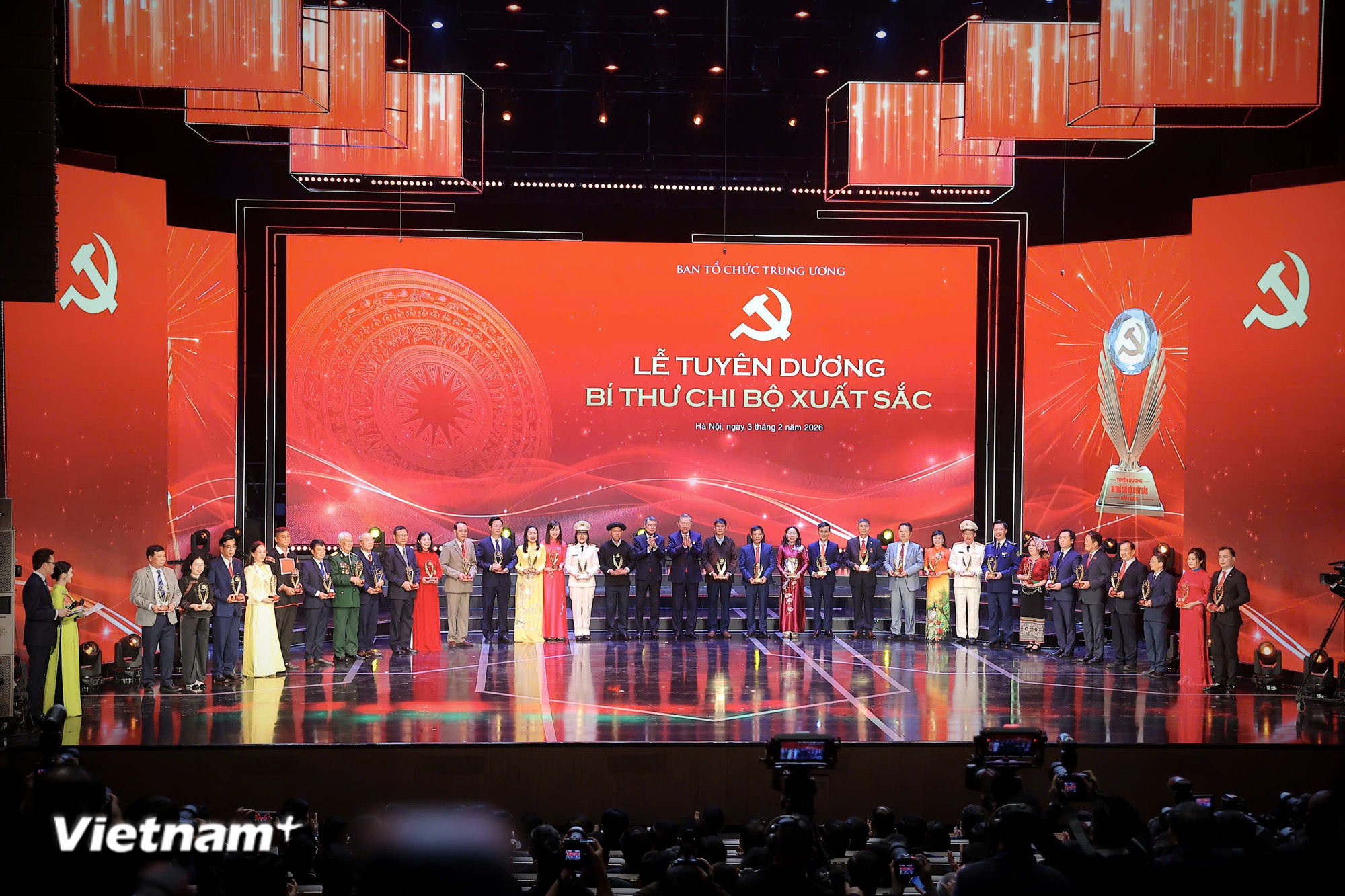 Toàn văn bài phát biểu của Tổng Bí thư Tô Lâm tại Lễ tuyên dương Bí thư Chi bộ xuất sắc và trao Giải Búa liềm Vàng lần thứ X- Ảnh 7. Toàn văn bài phát biểu của Tổng Bí thư Tô Lâm tại Lễ tuyên dương Bí thư Chi bộ xuất sắc và trao Giải Búa liềm Vàng lần thứ X- Ảnh 7.