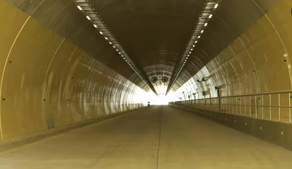 Chỉ vài ngày nữa, chính thức thông xe hầm xuyên qua dãy núi chạy ra biển Đông, nối thông 2 tỉnh hẹp nhất Việt Nam- Ảnh 2.