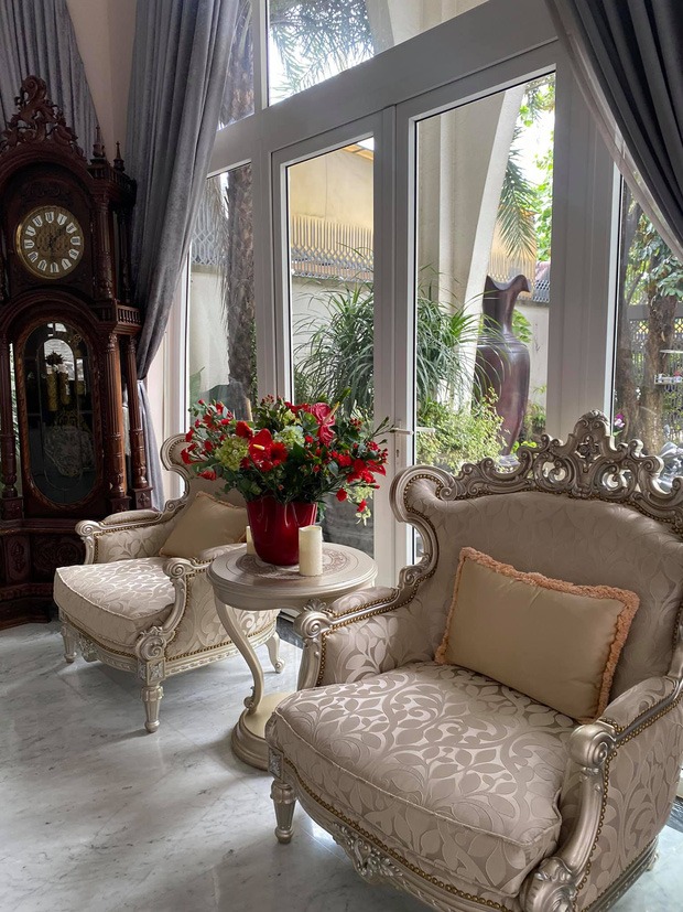 Biệt thự 1.000m2 dát vàng như cung điện xưa với thiết kế châu Âu phòng khách có thể chứa đến 200 người: Chủ nhân từng là 'bóng hồng' của tập đoàn lớn- Ảnh 5.