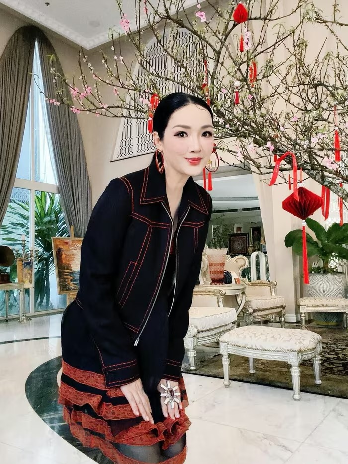 Biệt thự 1.000m2 dát vàng như cung điện xưa với thiết kế châu Âu phòng khách có thể chứa đến 200 người: Chủ nhân từng là 'bóng hồng' của tập đoàn lớn- Ảnh 1.