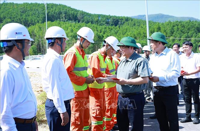 Thủ tướng kiểm tra công trình giao thông trọng điểm từ Quảng Ngãi đến Khánh Hoà- Ảnh 5.