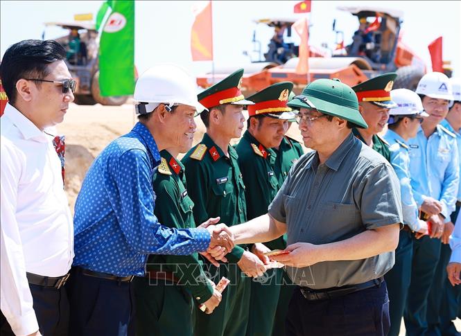 Thủ tướng kiểm tra công trình giao thông trọng điểm từ Quảng Ngãi đến Khánh Hoà- Ảnh 9.