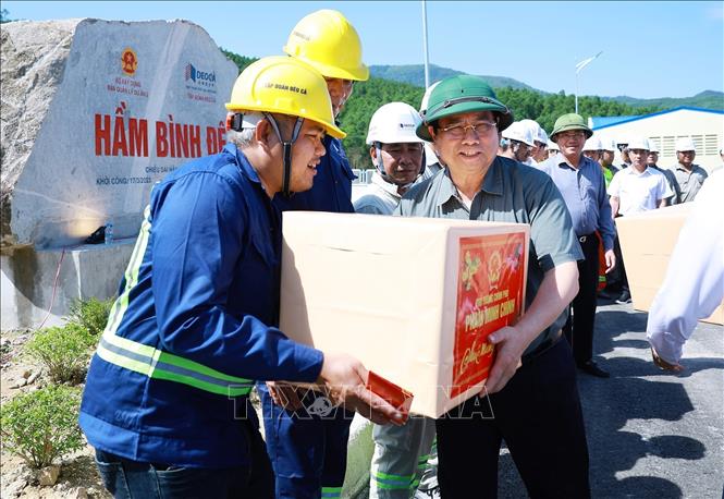 Thủ tướng kiểm tra công trình giao thông trọng điểm từ Quảng Ngãi đến Khánh Hoà- Ảnh 4.