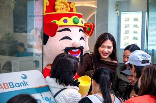 Ngày đầu tiên ABBank tung “mưa” vàng 24K: Những chủ nhân đầu tiên đã lộ diện- Ảnh 1.