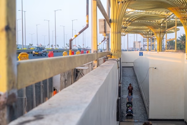 Khoảng cách giàu nghèo phía sau đường cao tốc tỷ USD ven biển Mumbai- Ảnh 4.