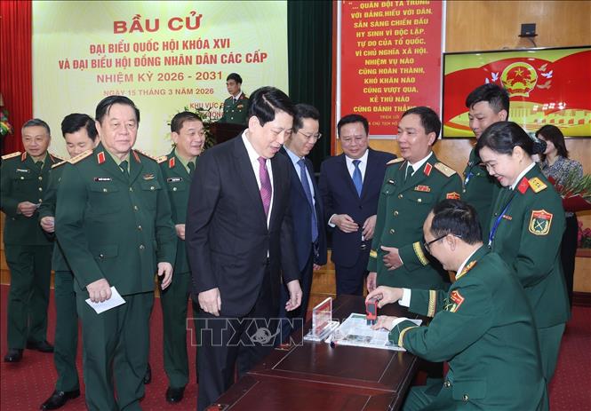 Chủ tịch nước Lương Cường bỏ phiếu tại khu vực bỏ phiếu số 26, phường Hoàn Kiếm, Hà Nội- Ảnh 2.