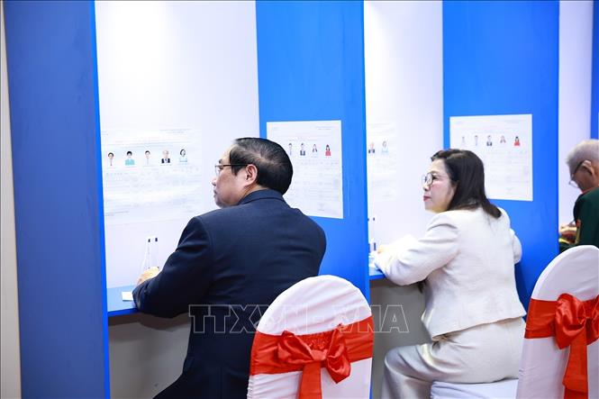 Thủ tướng Phạm Minh Chính bỏ phiếu bầu cử tại phường Tây Hồ, Hà Nội- Ảnh 2.