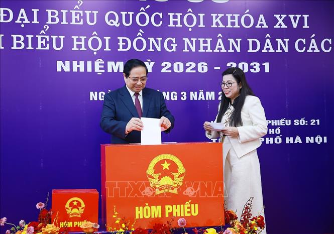 Thủ tướng Phạm Minh Chính bỏ phiếu bầu cử tại phường Tây Hồ, Hà Nội- Ảnh 3.