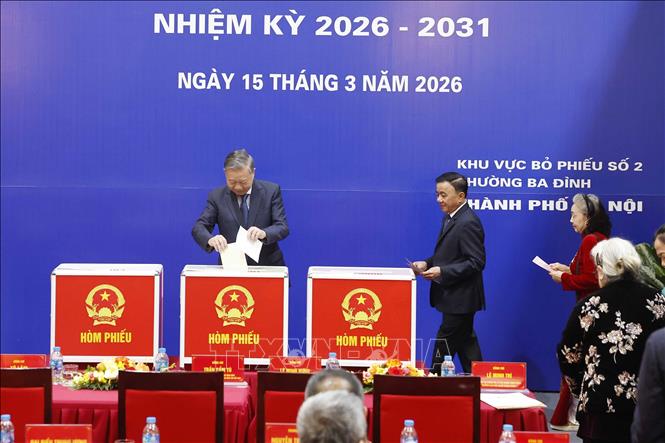 Tổng Bí thư Tô Lâm bỏ phiếu bầu cử tại phường Ba Đình, Hà Nội- Ảnh 6. Tổng Bí thư Tô Lâm bỏ phiếu bầu cử tại phường Ba Đình, Hà Nội- Ảnh 6.