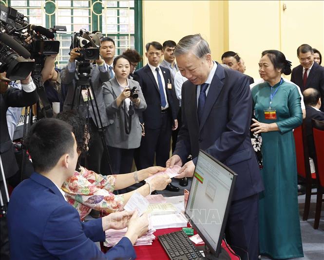 Tổng Bí thư Tô Lâm bỏ phiếu bầu cử tại phường Ba Đình, Hà Nội- Ảnh 5. Tổng Bí thư Tô Lâm bỏ phiếu bầu cử tại phường Ba Đình, Hà Nội- Ảnh 5.