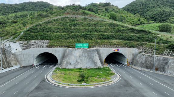 Huy động 1.500 công nhân làm việc 24/24, áp dụng kỹ thuật đặc biệt hàng đầu thế giới, hoàn thành hầm xuyên núi duy nhất Việt Nam trải bê tông nhựa toàn bộ- Ảnh 1.
