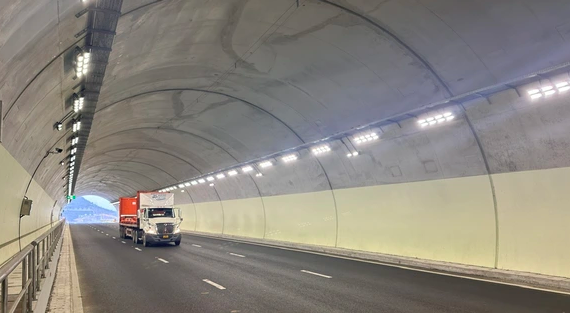 Huy động 1.500 công nhân làm việc 24/24, áp dụng kỹ thuật đặc biệt hàng đầu thế giới, hoàn thành hầm xuyên núi duy nhất Việt Nam trải bê tông nhựa toàn bộ- Ảnh 2.