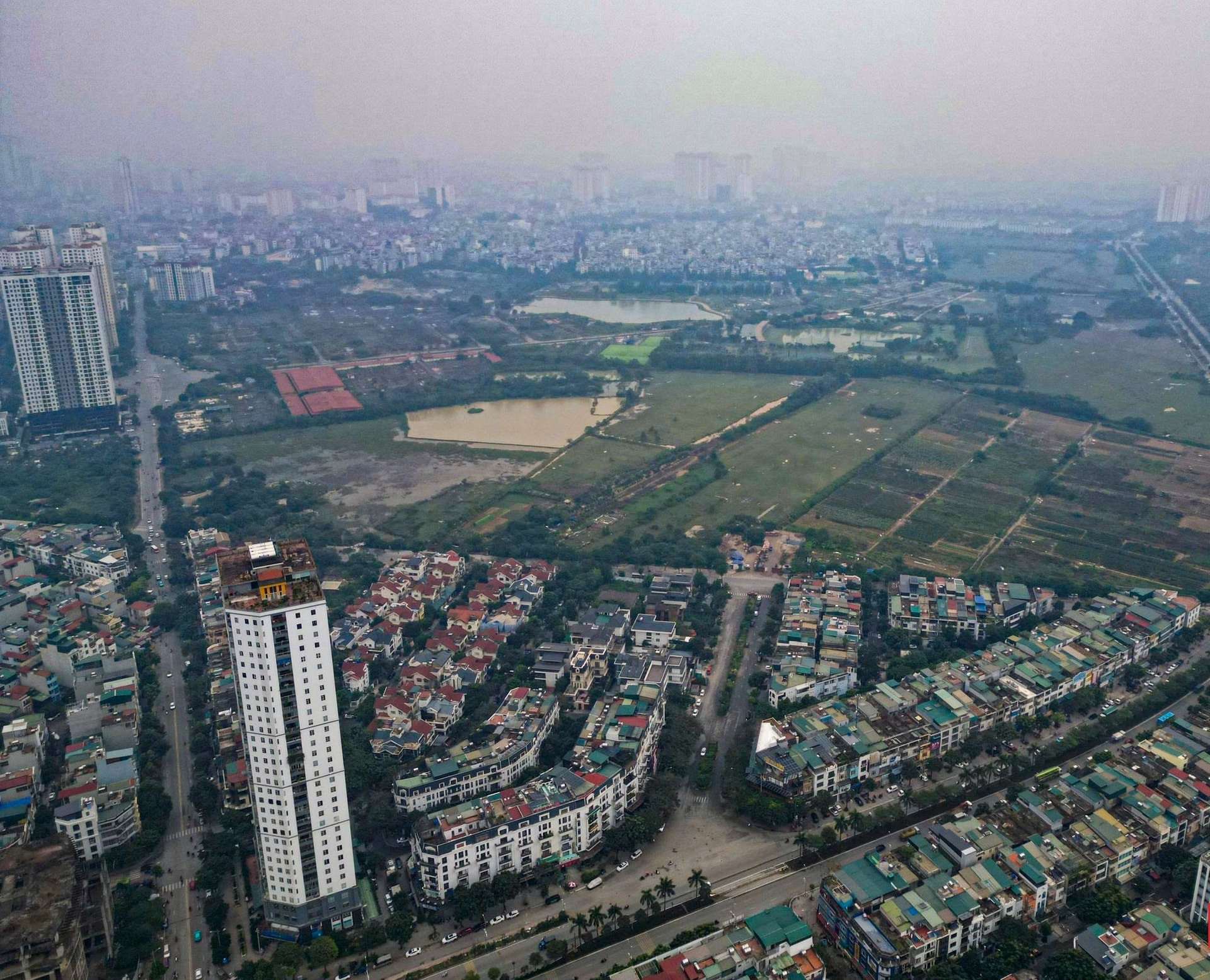 Bộ Chính trị ban hành Nghị quyết số 02-NQ/TƯ về xây dựng và phát triển Thủ đô Hà Nội trong kỷ nguyên mới- Ảnh 2.