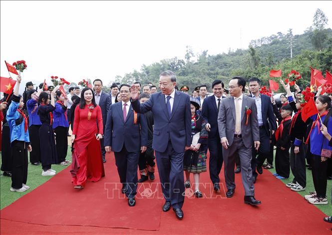 Tổng Bí thư và Thủ tướng dự Lễ khởi công, động thổ đồng loạt các trường nội trú liên cấp biên giới- Ảnh 1.