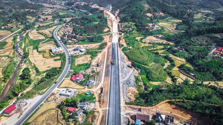 Cao tốc cửa khẩu Hữu Nghị - Chi Lăng. Nguồn ảnh: Báo Chính phủ Cao tốc cửa khẩu Hữu Nghị - Chi Lăng. Nguồn ảnh: Báo Chính phủ