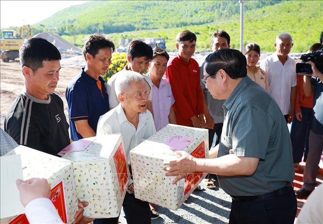 Thủ tướng Phạm Minh Chính kiểm tra các tuyến đường bộ cao tốc và kết quả triển khai Chiến dịch Quang Trung ở miền Trung- Ảnh 7.